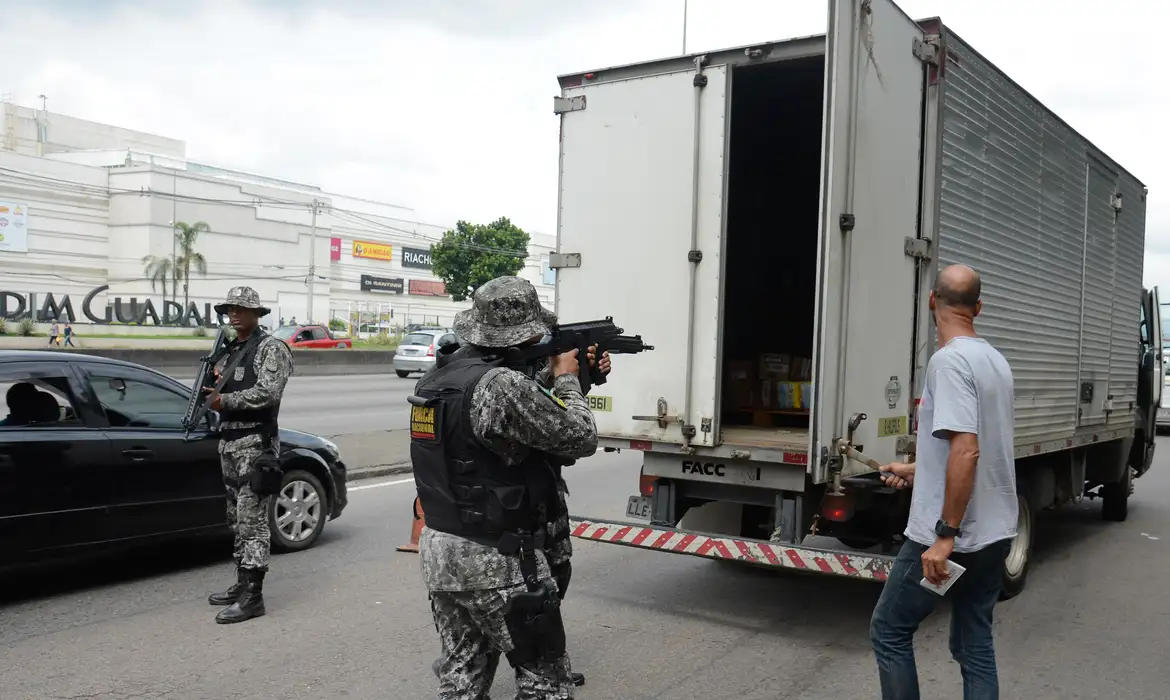 Rio de Janeiro - A Força Nacional faz operação contra o roubo de cargas na Avenida Brasil, em conjunto com militares, polícias estaduais e Rodoviária Federal, nas rodovias do estado (Tomaz Silva/Agência Brasil)