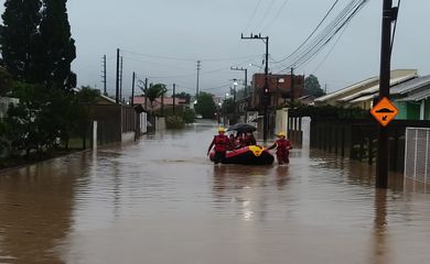Santa Catarina - Chuvas: após 2ª morte, Santa Catarina decreta fechamento de barragens. Resgate na cidade de Tubarão. Foto: CBMSC