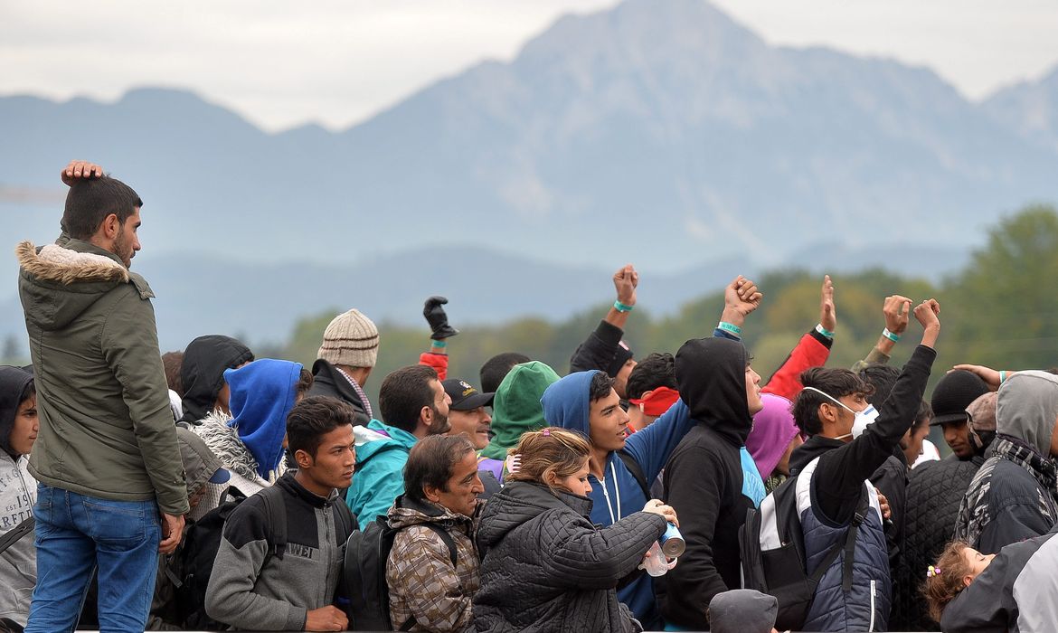 Refugiados esperam para atravessar a fronteira a partir de Salzburgo na Áustria para Freilassing na Alemanha