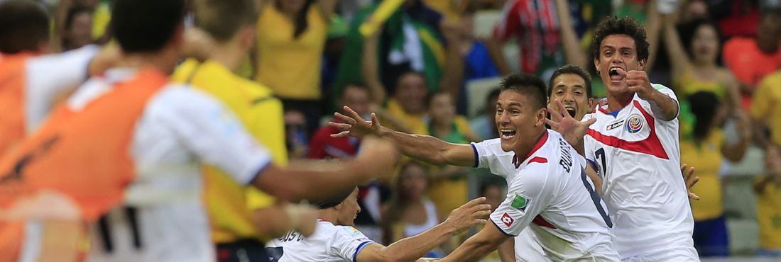 Uma das surpresas da Copa, a Costa Rica começou sua participação no Mundial desbancando o Uruguai por 3 a 1. Na foto, o jogador Duarte comemora após marcar o segundo gol para Costa Rica na partida contra os uruguaios