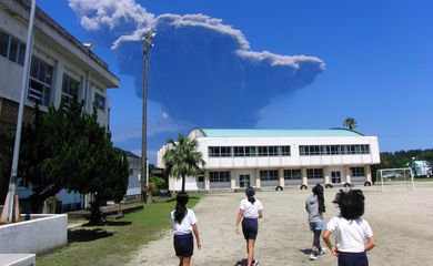 Foto divulgada pela escola de Nagata na ilha Yakushima mostra ciranças observando a erupção do vulcão na ilha vizinha 