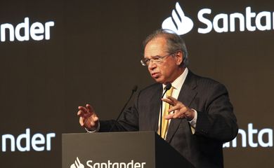  O ministro da Economia, Paulo Guedes, realiza palestra na 20ª Conferência Anual Santander, no Teatro Santander.