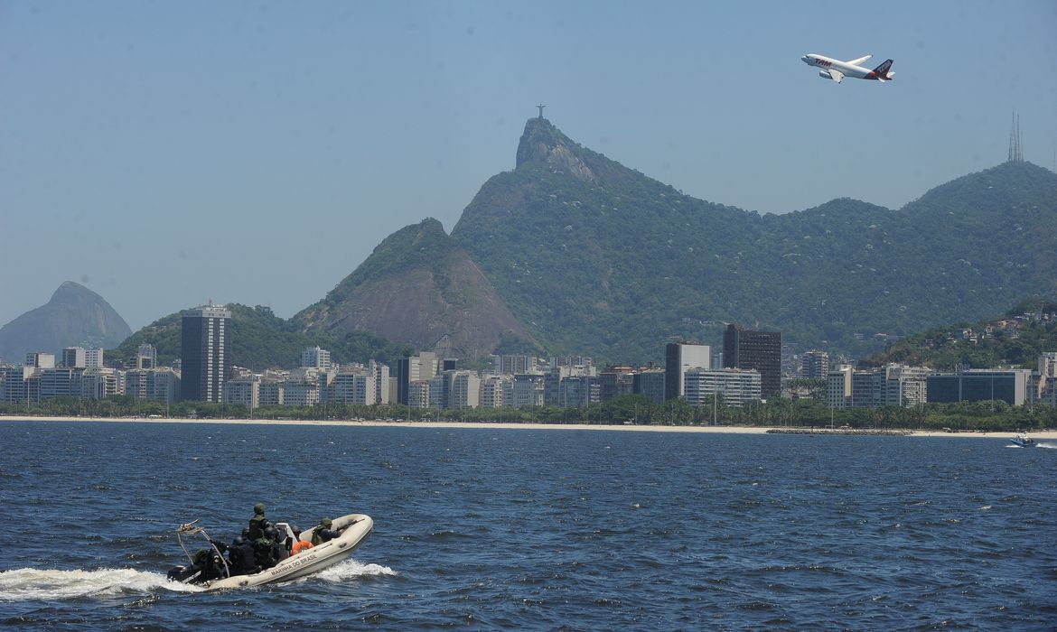 Rio de Janeiro - Marinha realiza simulação de operação de patrulha e inspeção naval (Tânia Rêgo/Agência Brasil)