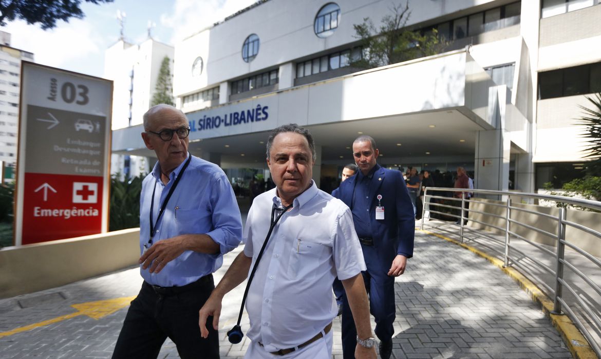 São Paulo (SP), 11/12/2023 - Dr. Roberto Kalil Filho saindo do Hospital Sírio Libanes, onde está internado o presidente Lula após cirurgia. Foto: Paulo Pinto/Agencia Brasil