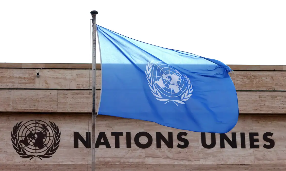 Bandeira da ONU hasteada durante evento do Conselho dos Direitos Humanos na sede da organização em Geneva, Suíça
27/02/2023. Foto: REUTERS/Denis Balibouse