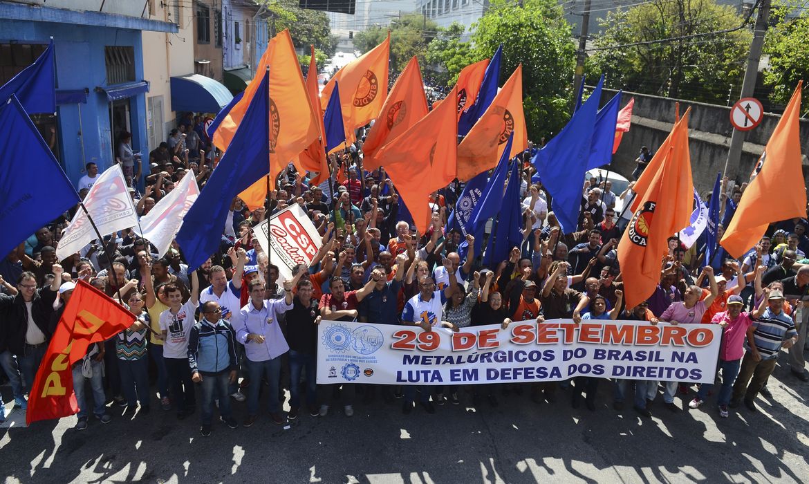 São Paulo - Metalúrgicos de São Paulo fazem manifestação contra as propostas de reformas sugeridas pelo governo federal e em defesa de direitos (Rovena Rosa/Agência Brasil)