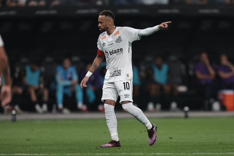 São Paulo (SP), 12/02/2025 - Jogador Neymar joga seu primeiro clássico após retorno ao futebol brasileiro. Lance de jogo entre Corinthians e Santos pelo Campeonato Paulista. Foto: Paulo Pinto/Agência Brasil