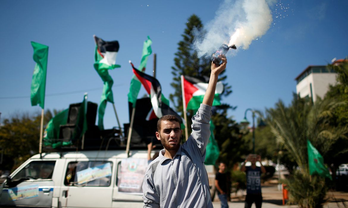 Palestino solta fogos de artifício para comemorar acordo entre ex-rivais Hamas e Fatah 