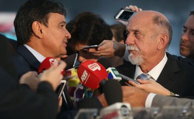 Brasília - Governadores Wellington Dias (PI) e Simão Jatene (PA) falam à imprensa após reunião com o presidente Michel Temer e os governadores de SC, de GO, RJ e DF, no Planalto (Valter Campanato/Agência Brasil)