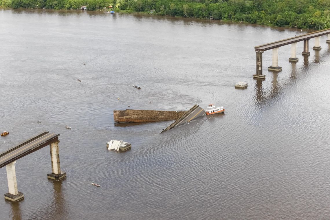 Parte de uma ponte do complexo AlÃ§a ViÃ¡ria, que liga regiÃµes do ParÃ¡, caiu na madrugada deste sÃ¡bado (6) no Rio Moju