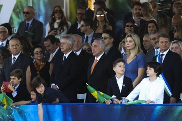 O presidente Michel Temer ao lado da primeira-dama Marcela Temer e do filho Michelzinho e outras autoridades, acompanha o desfile cívico-militar na Esplanada dos Ministérios, em Brasília.