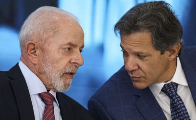 Brasília (DF), 11/09/2024 - O presidente Luiz Inácio Lula da Silva e o ministro da Fazenda, Fernando Haddad, durante a cerimônia Nova Indústria Brasil - Missão 4: Indústria e Revolução Digital, no Palácio do Planalto. Foto: Marcelo Camargo/Agência Brasil