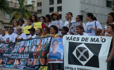 Rio de Janeiro - Mães e familiares de jovens negros mortos por policiais protestam contra a violência, com ativistas da Anistia Internacional, na Candelária  (Fernando Frazão/Agência Brasil)