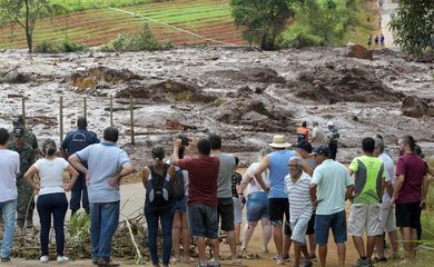 Residents are seen on a road blocked after a dam, owned by Brazilian miner Vale SA, burst in Brumadinho, Brazil January 26, 2019. REUTERS/Washington Alves