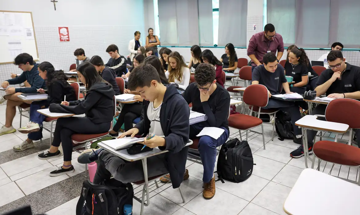 Brasília (DF), 24/10/2024 - Alunos do colégio Galois em sala de aula na preparação dos últimos dias antes da prova do Enem 2024. Foto: José Cruz/Agência Brasil