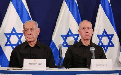 O primeiro-ministro israelense, Benjamin Netanyahu, e o ministro da Defesa, Yoav Gallant, durante entrevista coletiva na base militar de Kirya em Tel Aviv, Israel
28/10/2023
Abir Sultan POOL/Pool via REUTERS/Proibida reprodução