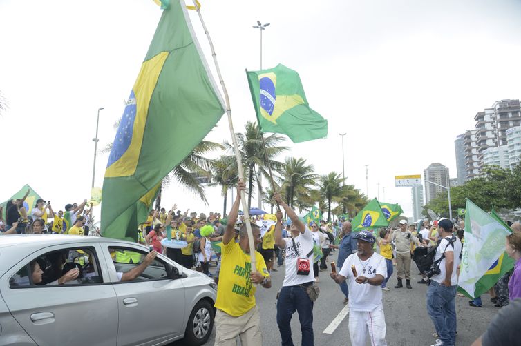 Eleitores se concentram em frente à casa de Jair Bolsonaro, na Barra da Tijuca, zona oeste da capital fluminense.