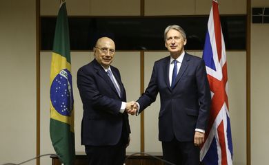 Brasília – O ministro da Fazenda, Henrique Meirelles, recebe o ministro das Finanças do Reino Unido, Philip Hammond, no Ministério da Fazenda (José Cruz/Agência Brasil)