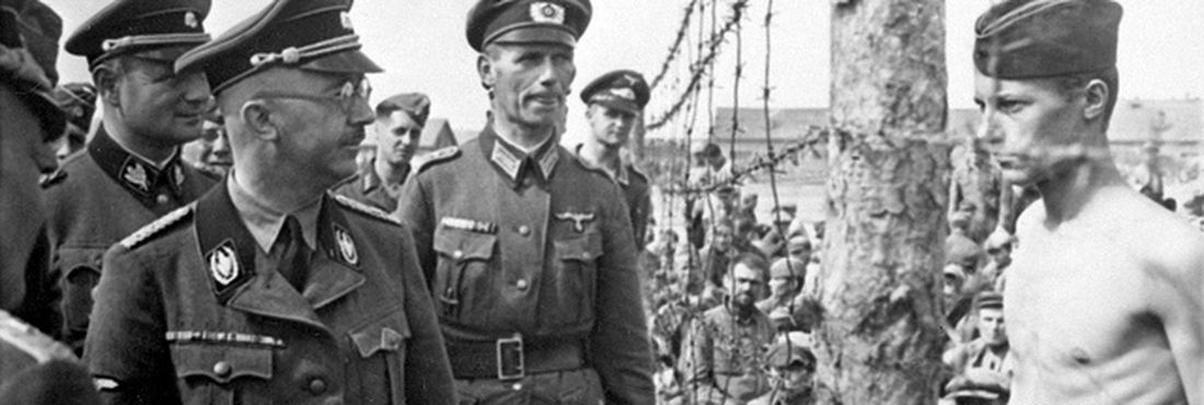Oficial nazista inspeciona campo de concentração
