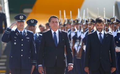 O presidente do Brasil, Jair Bolsonaro, chega ao Aeroporto Internacional Arturo Merino Benitez em Santiago, Chile.