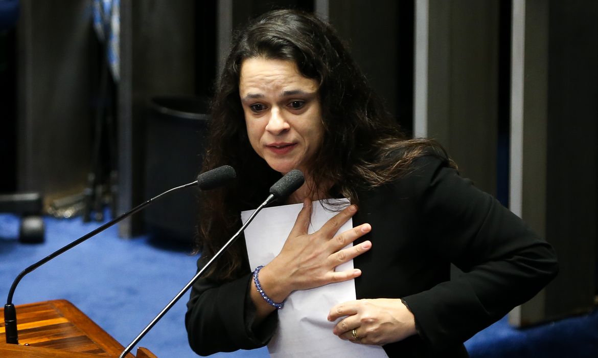 Brasília - A advogada de acusação, Janaína Paschoal, fala no quinto dia de julgamento final do processo de impeachment da presidenta afastada, Dilma Rousseff, no Senado  (Marcelo Camargo/Agência Brasil)