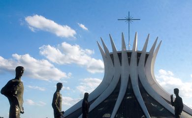 Uma das peças mais importantes do acervo de Oscar Niemeyer, à Catedral de Brasília completa 45 anos neste domingo (José Cruz/Agência Brasil)