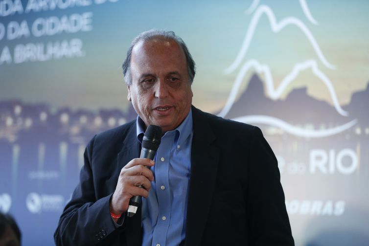 O governador do Rio de Janeiro, Luiz Fernando Pezão fala durante evento de lançamento da Árvore de Natal do Rio, que será inaugurada dia 1º de dezembro, na Lagoa Rodrigo de Freitas.