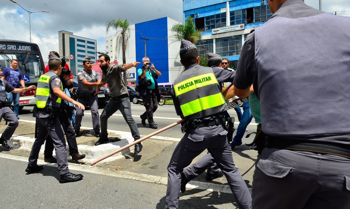 São Paulo - Manifestantes contrários e favoráveis ao ex-presidente Lula entraram em confronto no final da manhã de hoje (4) em frente ao escritório da Polícia Federal no Aeroporto de Congonhas (Rovena Rosa/Agência Brasil)