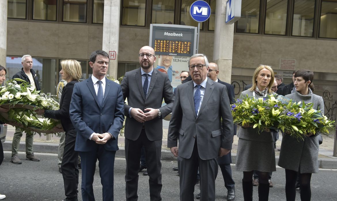 Da esquerda para a direita, o primeiro-ministro belga, Charles Michel, o presidente da Comissão Europeia, Jean-Claude Juncker, e o primeiro-ministro francês, Manuel Valls, ao chegarem à estação de metrô Maelbeek, alvo de um dos atentados