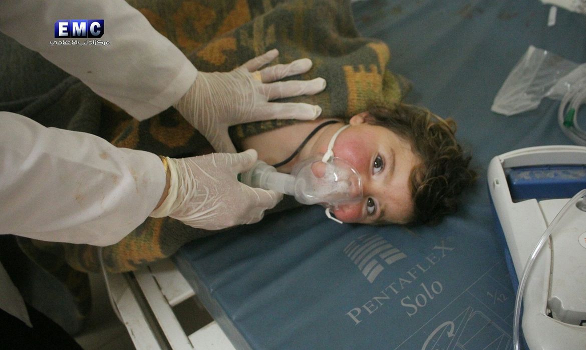 Criança recebe tratamento em um hospital em Idlib, no norte da Síria, após suposto ataque com armas químicas. Imagem de divulgação do Idlib Media Center
