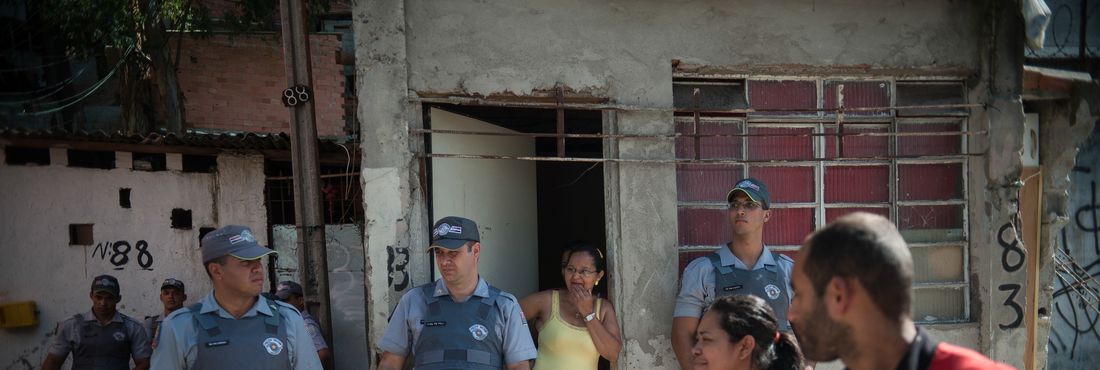 Famílias retiram seus pertences enquanto policiais acompanham reintegração de posse em terreno ocupado há mais de 40 anos na Vila Andrade, zona sul de São Paulo.