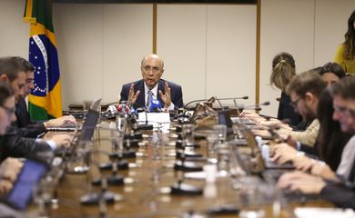 Brasília –  O ministro Henrique Meirelles concede entrevista a jornalistas após café da manhã. (Antônio Cruz/Agência Brasil)