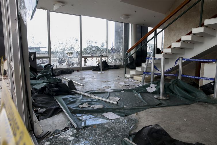 Palácio do Supremo Tribunal Federal e destruído, após atos terroristas no ultimo domingo