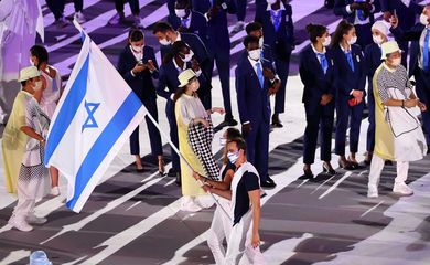 Israelenses Hanna Knyazyeva-Minenko e Yakov Toumarkin durante cerimônia de abertura da Olimpíada Tóquio 2020 - Munique 1972 - mortos