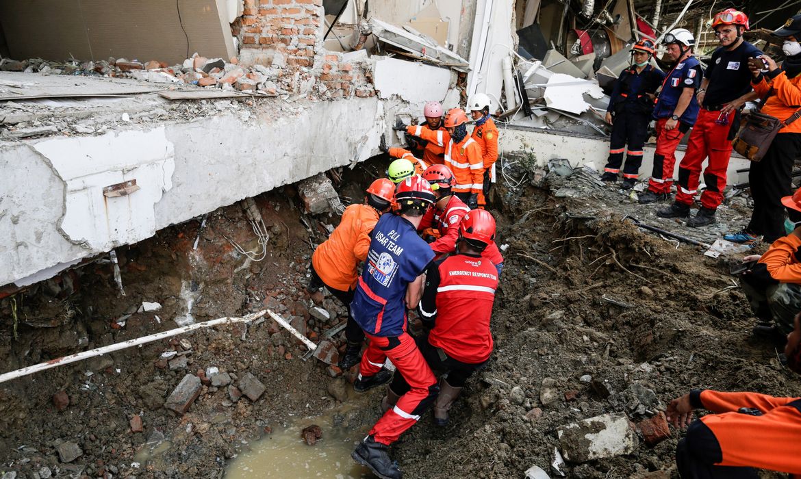 EPA8851. PALU (INDONESIA), 04/10/2018.- Miembros indonesios y franceses del equipo de rescate buscan cuerpos de víctimas entre las ruinas del hotel Mercure tras el terremoto y posterior tsunami en Palu (Indonesia) hoy, 4 de octubre de 2018. Las