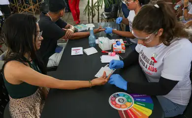 Brasília (DF) 12/12/2025 - Mobilização em Brasília no Dia Mundial de Combate à Aids oferece testagem rápida para HIV, distribuição de autotestes, orientações sobre ISTs e saúde sexual    Foto: Fabio Rodrigues-Pozzebom/ Agência Brasil