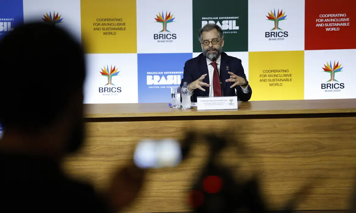 Rio de Janeiro (RJ), 26/04/2025 – O secretário de Assuntos Econômicos e Financeiros do Ministério das Relações Exteriores e Sherpa do Brasil no BRICS, embaixador Mauricio Carvalho Lyrio, fala sobre a Reunião de Chanceleres da Presidência Brasileira do BRICS. Foto: Fernando Frazão/Agência Brasil
