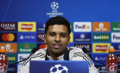 Rodrygo durante entrevista coletiva em Manchester
10/02/2025 Action Images via Reuters/Jason Cairnduff