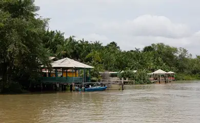 Belém (PA) 15/12/2024 – A Ilha do Combú, banhada pelo Rio Guamá, é uma Área de Proteção Ambiental (APA) e destino turístico amazônico na região insular de Belém, habitada por comunidades tradicionais que vivem de pesca, artesanato, turismo e produção de açaí. É acessada através de barcos que partem com passageiros do Terminal Hidroviário Ruy Barata. Foto: Fernando Frazão/Agência Brasil