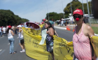 Professores da rede pública do DF fazem manifestação em frente ao Palácio do Buriti para reivindicar o pagamento de atrasados (Marcelo Camargo/Agência Brasil)