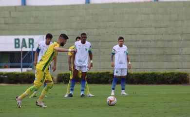 Na primeira partida da semifinal o Mirassol-SP goleou o Altos-PI por 4 a 0 em casa.