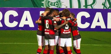 Flamengo vence Coritiba com gol de Arrascaeta