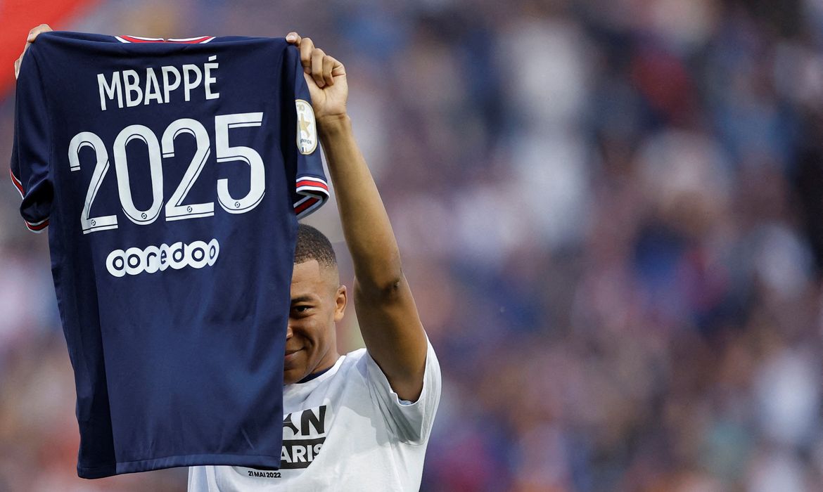Atacante Kylian Mbappé segura  camisa em comemoração à sua renovação de contrato com Paris Saint-Germain antes de partida contra o Metz pelo Campeonato Francês