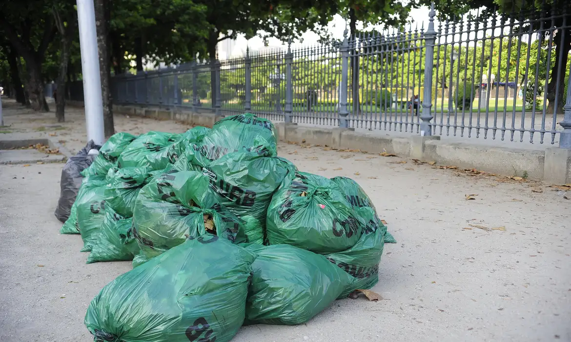 Lixo aguarda coleta em calçada da Praça Paris durante o quarto dia de greve dos garis da Companhia Municipal de Limpeza Urbana do município do Rio (Comlurb) (Fernando Frazão/Agência Brasil)
