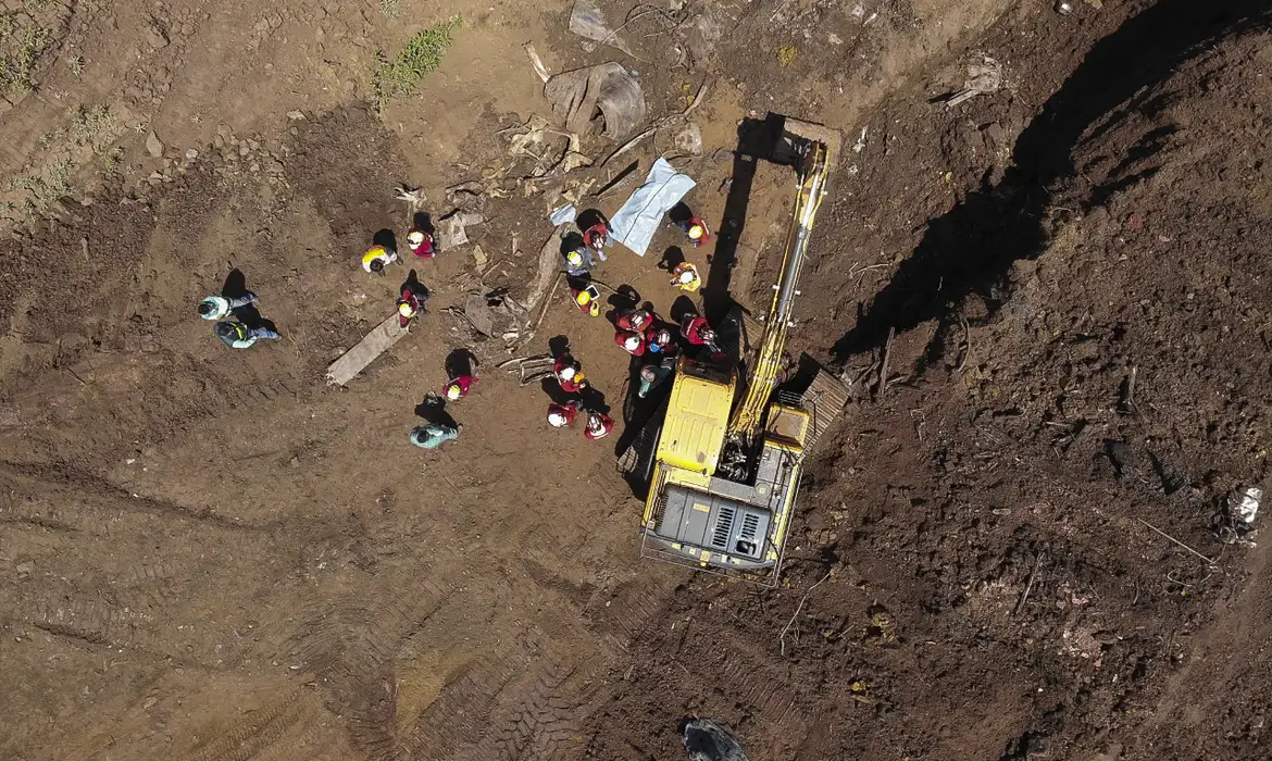 O Corpo de Bombeiros de Minas Gerais informou hoje (19) que encontrou o corpo de mais uma vítima do rompimento da barragem da Mina Córrego do Feijão, em Brumadinho, na região metropolitana de Belo Horizonte.