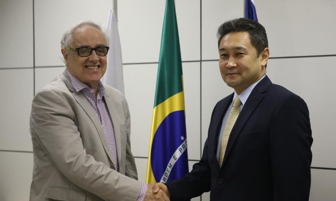 Laerte Rímoli cumprimenta o embaixador do Cazaquistão