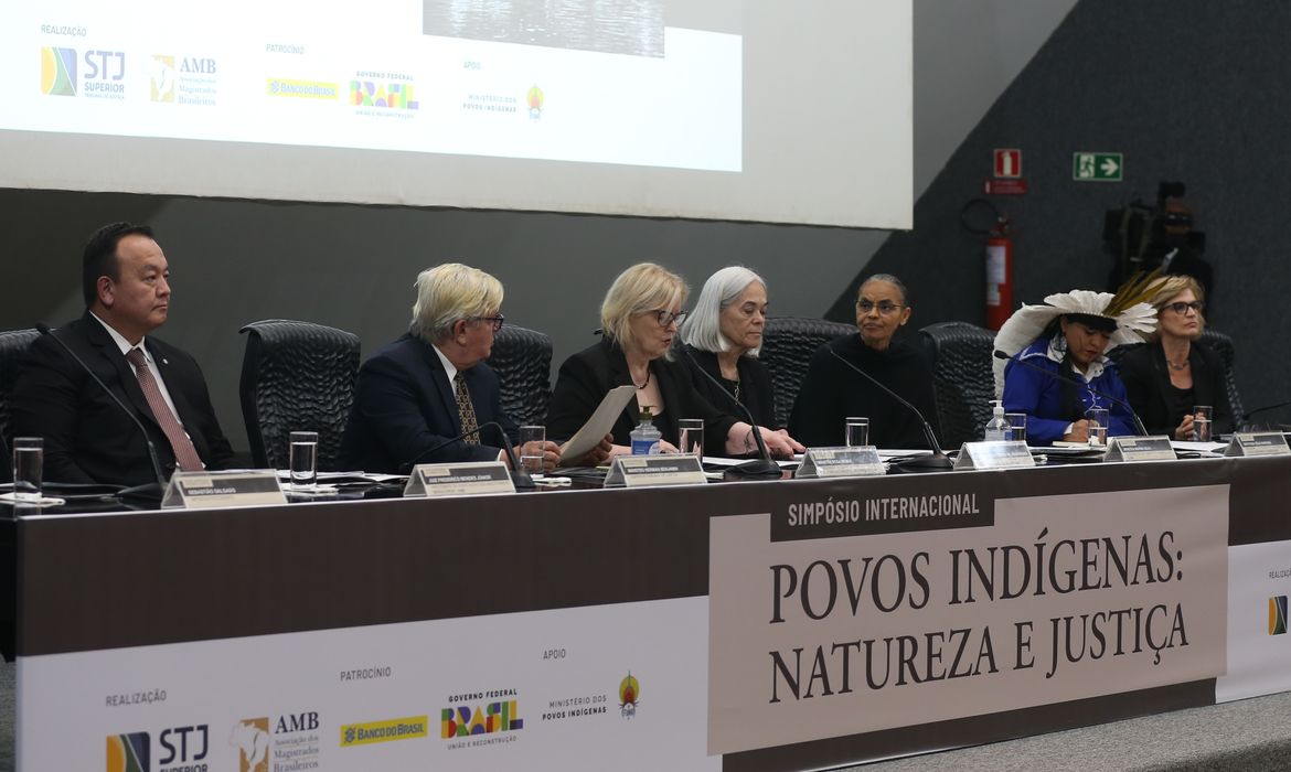 Brasília (DF). 17/04/2023 – Simpósio internacional Povos Indígenas: Natureza e Justiça, participam  ministra e presidente do Supremo Tribunal Federal (STF), Rosa Maria Pires Weber, a  presidente do STJ, ministra Maria Thereza de Assis Moura, a ministra do Meio Ambiente e Mudança do Clima, Marina Silva, e a ministra dos Povos Indígenas, Sônia Guajajara. Foto Valter Campanato/Agência Brasil.


