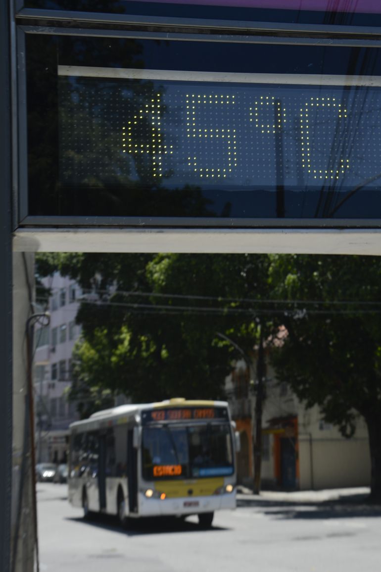 Relógio digital de rua marca 45 graus no bairro do Estácio; no Rio de Janeiro