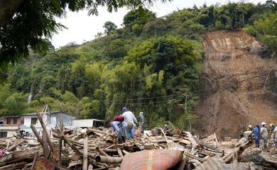 Landslide kills and injures residents, in Pereira