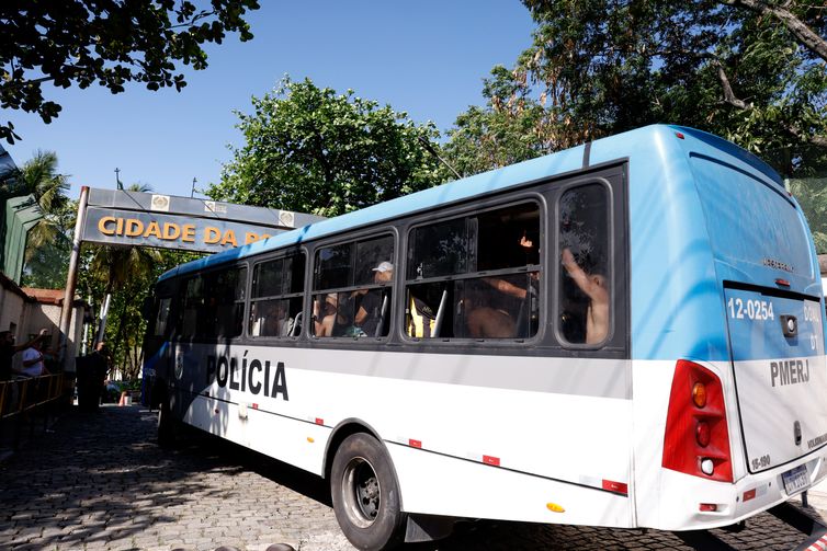 Rio de Janeiro (RJ), 23/10/2024 - Torcedores do Peñarol presos na praia do Recreio, zona oeste do Rio de Janeiro, por uma confusão generalizada, chegam na Cidade da Polícia, zona norte da cidade. Foto: Tânia Rêgo/Agência Brasil